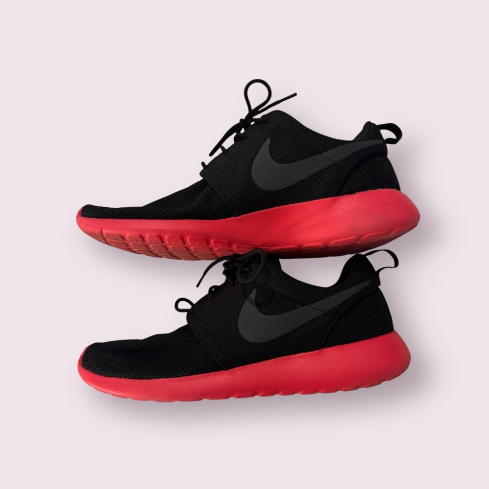 Nike Black and Red/Hot Pink Athletic Shoes Roshe Run size 8.5 Men’s